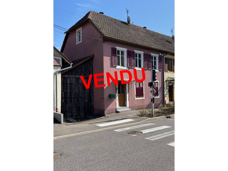 Maison de ville, rénovée, avec jardin et dépendances